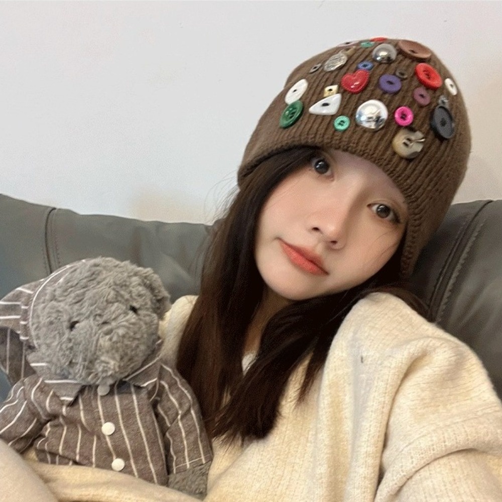 トレンディなカラフルなボタン付きビーニーハット、不規則なボタ - Beanie Cuffed Knit のレビューと価格